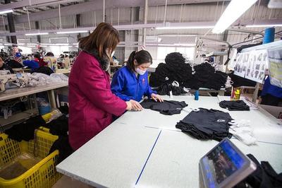 大姐組建5個(gè)班組,工人月工資可達(dá)6000元:臨時(shí)變身口罩工